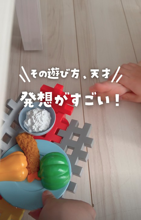 おままごとの食べ物をのせたレッドのリモコンカー
